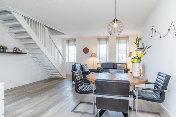 Foto - Te koop: Op goede en in geliefde woonwijk in Voerendaal gelegen halfvrijstaande bovenwoning (type B3 maisonnette), met o.a. dakterras, separate berging op de begane grond en eigen parkeerplaats. 